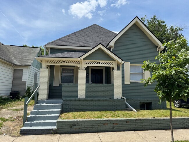 Building Photo - Near Westside 4 Bedroom 2 Bath