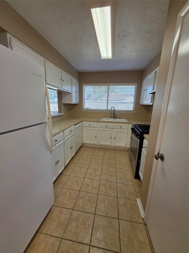 Building Photo - 463 Lost Rock Dr