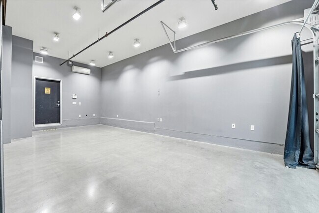 Building Photo - 911 E Santa Ana Blvd