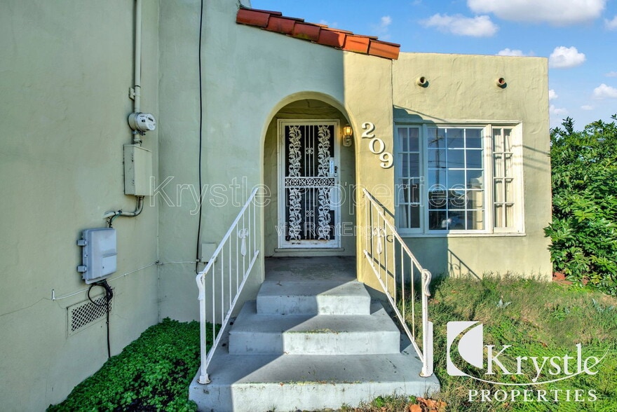 Building Photo - 209 14th St