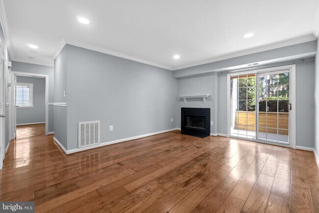 Building Photo - 6923 Victoria Dr