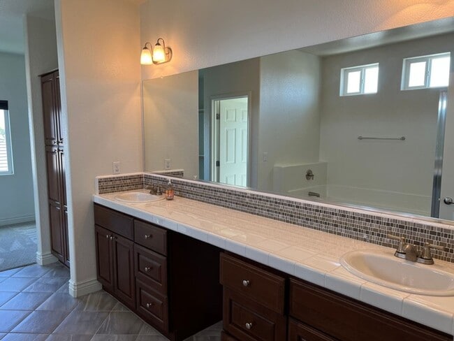 Building Photo - Like New Spacious Home in Gated Community