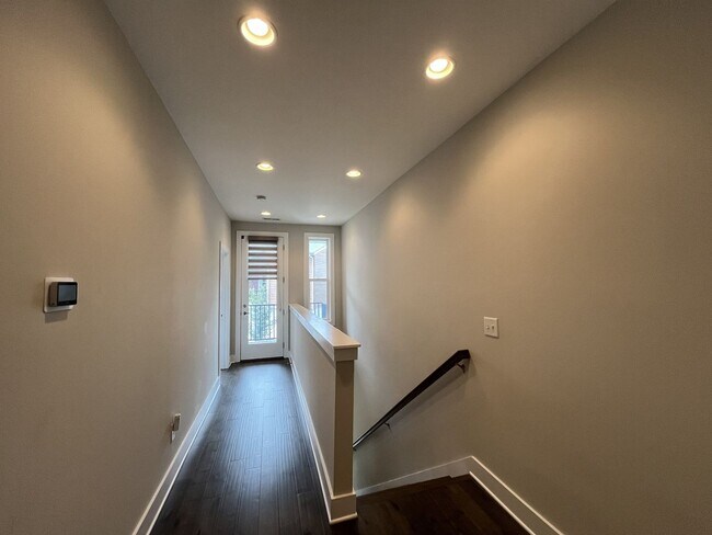 Building Photo - 2/2.5 - MODERN TOWNHOME IN THE NATIONS