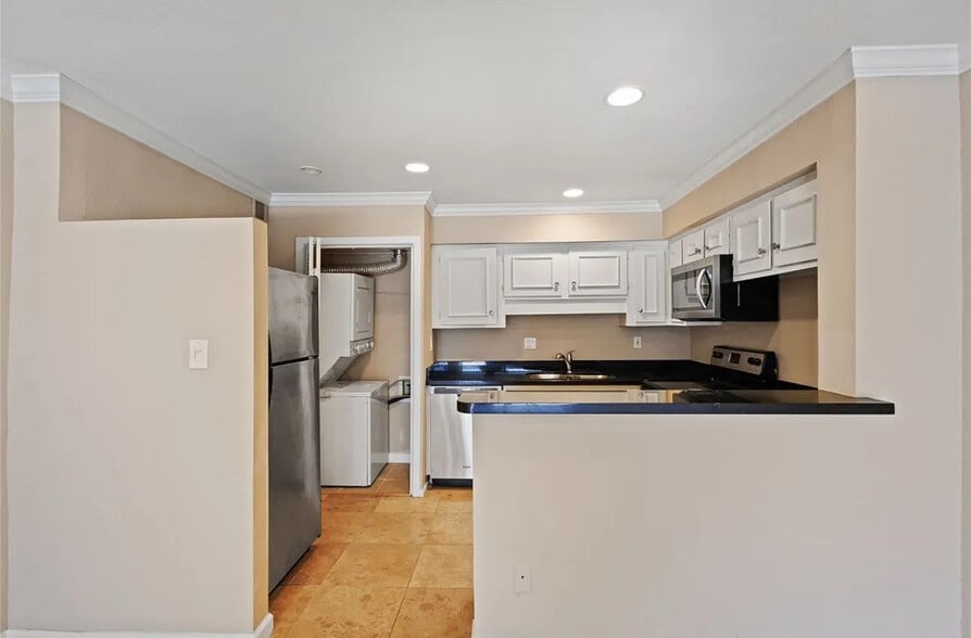 Building Photo - Room in Condo on Fleetwood Oaks Ave