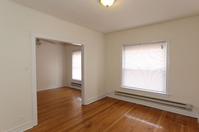 Building Photo - 842 W Waveland Ave