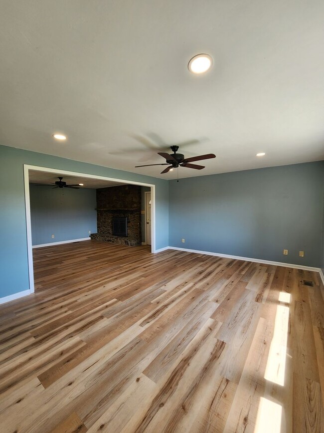 Building Photo - Large Brick Ranch-Rental
