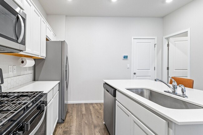 Building Photo - 3BD 2.5BA + Townhouse w/2-Car Garage + AC