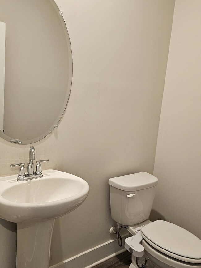 Building Photo - 558 Laxton Rd