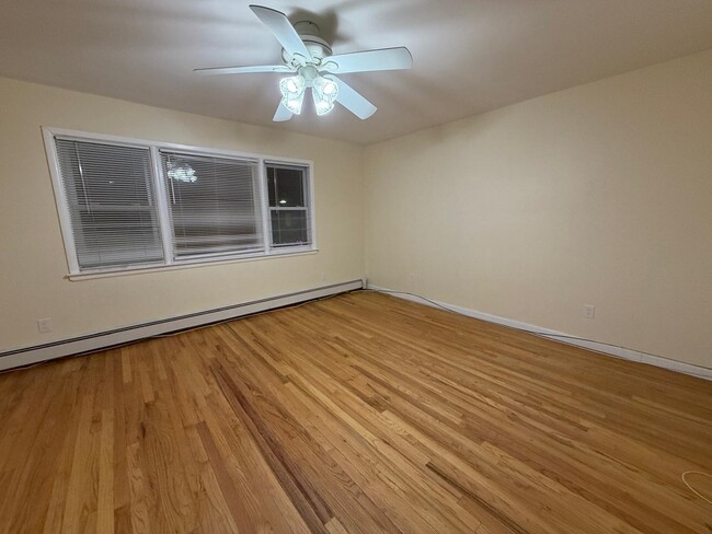 Building Photo - 10 E 10th St