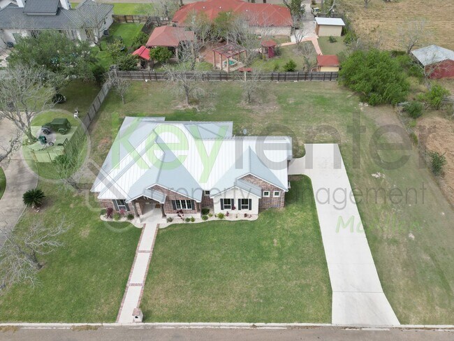 Building Photo - Gorgeous 4 bed/4 bath home, now available ...