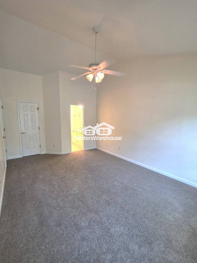 Building Photo - Lovely 3 bedroom, 2 1/2 Bath home in popul...