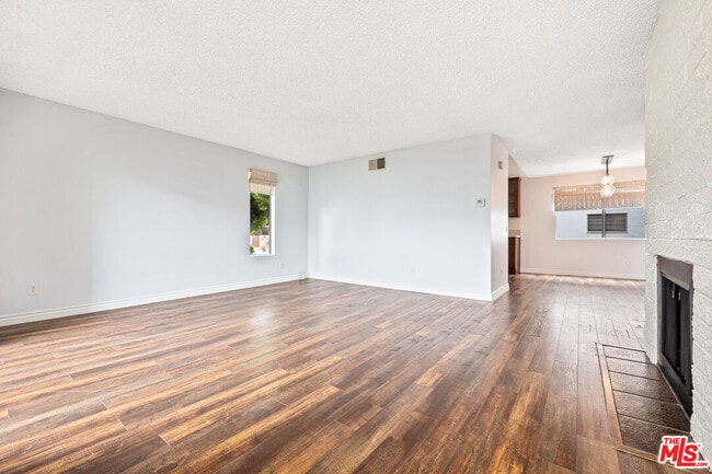 Building Photo - 1425 Centinela Ave