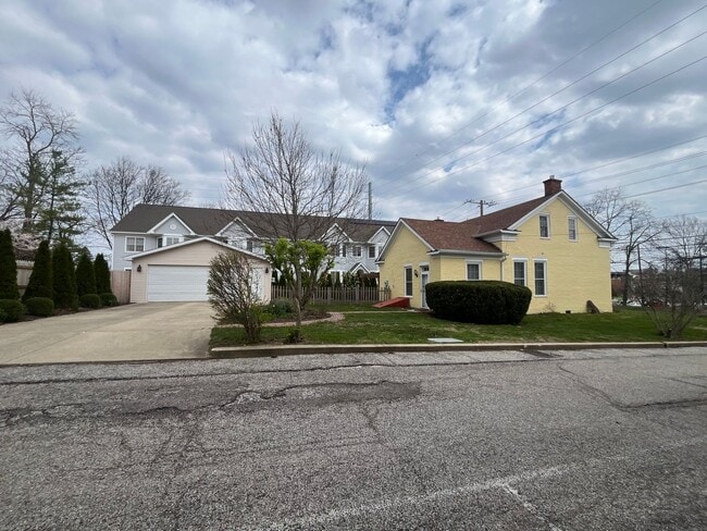 Building Photo - Premium location!  Downtown 3BR 2.5BA with 2 car garage