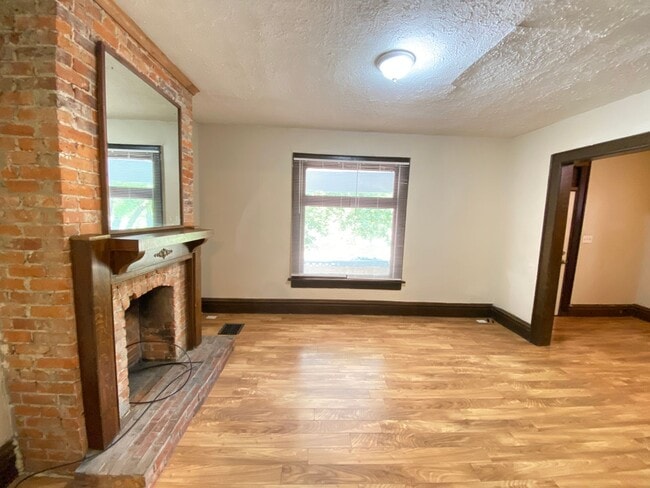 Building Photo - 321 E 20th Ave