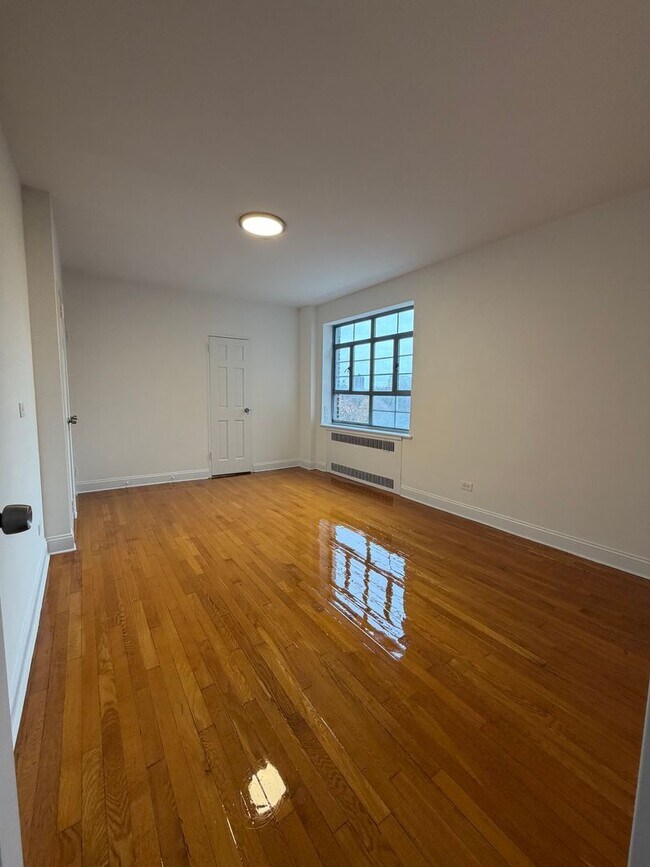 Building Photo - Beautiful 3 bed 3 bath Apartment designed by Lead Architect Steward Wagner and Alfred Fellheimer ...