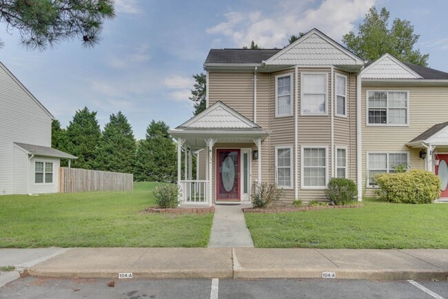 Building Photo - Updated 3-Bedroom Yorktown Townhouse with Private Yard and Community Amenities