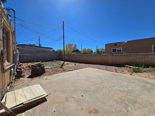 Building Photo - 2412 Rosina St