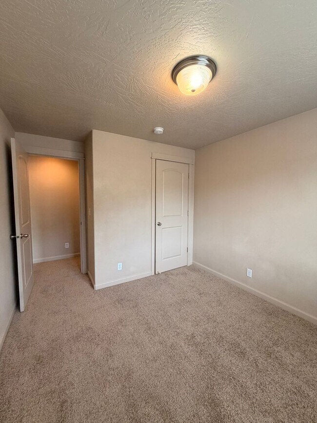 Building Photo - 3-Bedroom Duplex in Lowell