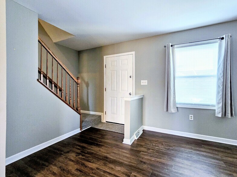 Building Photo - 131 Red Stone Cir