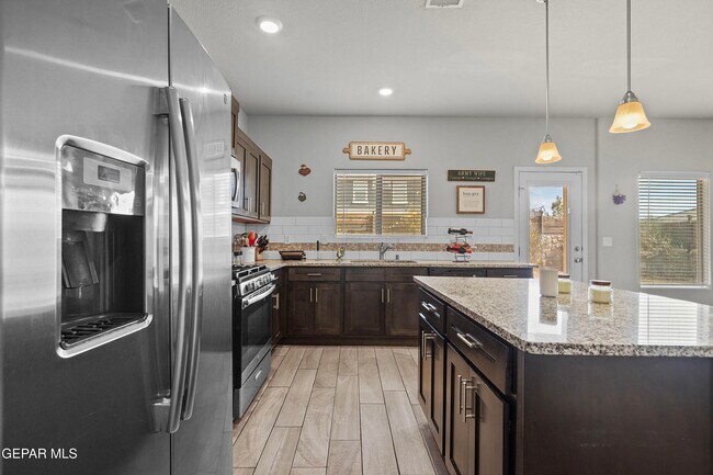 Building Photo - 956 Clapham St