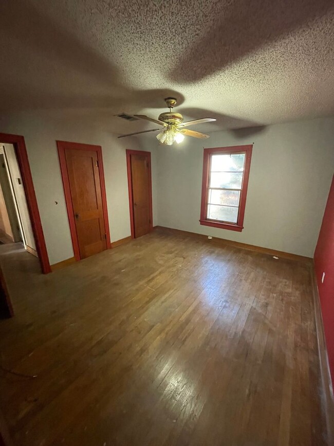 Building Photo - 3 bedroom 2 bathroom house