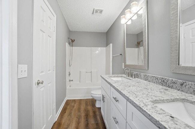 Building Photo - 2 Bedroom End Unit Townhome in University Heights!