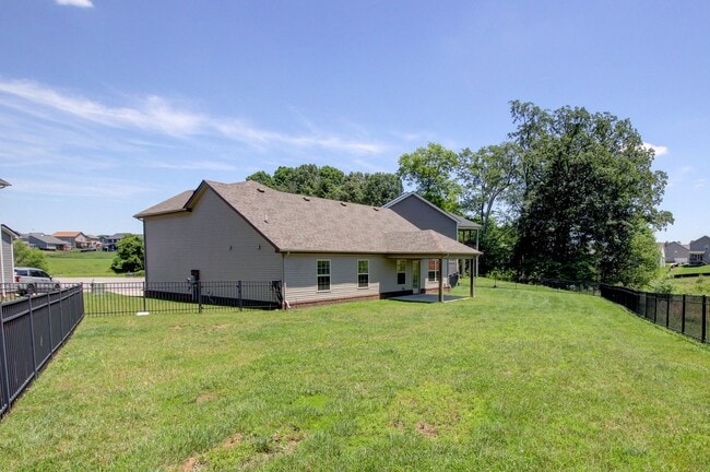 Building Photo - Sharp 3 bed 2 Bath Close To Ft Campbell