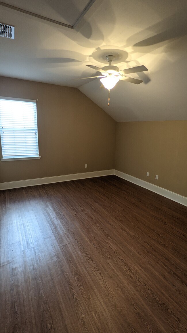 Building Photo - 1633 Shadowmoss Ave