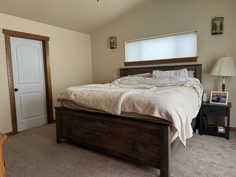 Building Photo - 219 Talon Way