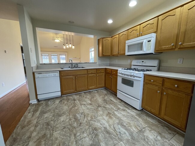 Building Photo - 1050 Somer Chase Ct