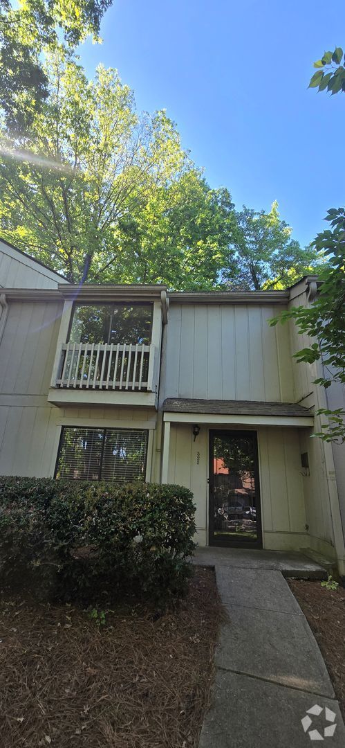 Building Photo - Townhome convenient to shopping and schools