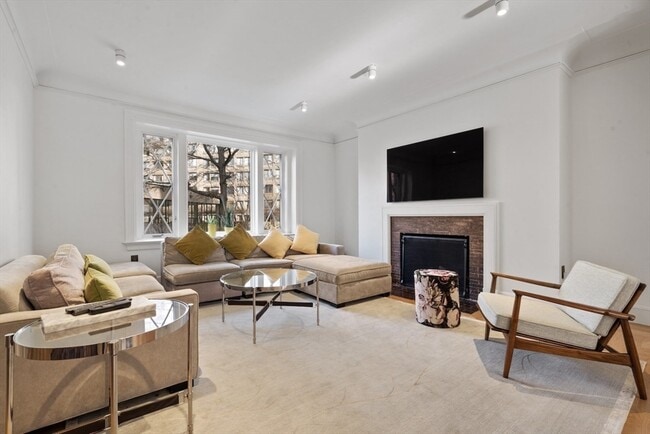 Building Photo - 15 Regent Cir