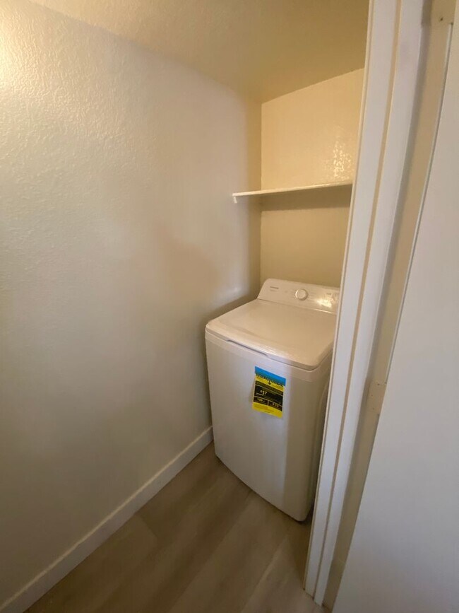 Building Photo - 2 BEDROOM 2 BATHROOM LOCATED IN GATED COMM...