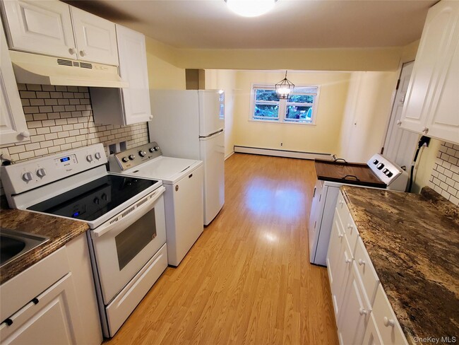 Primary Photo - 57 N Lewis Ave