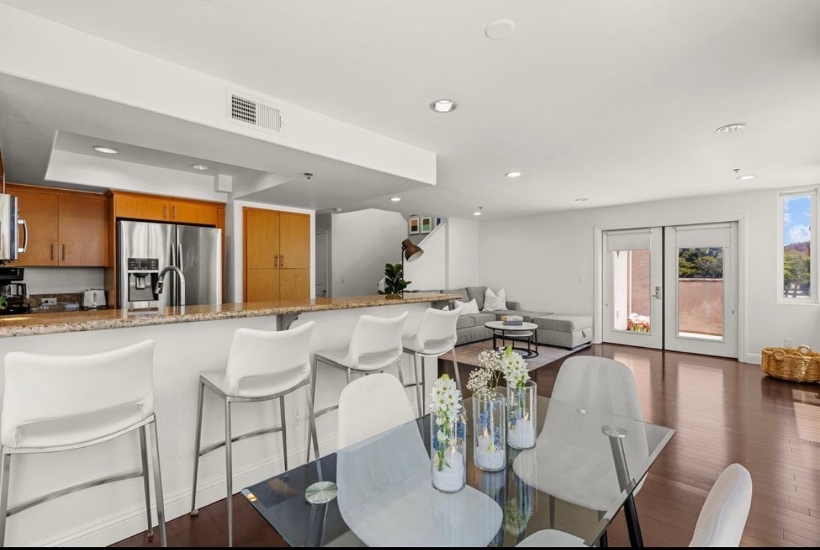 Building Photo - 924 Hornblend St