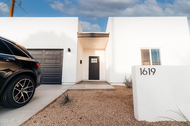 Building Photo - 1619 S 15th Ave