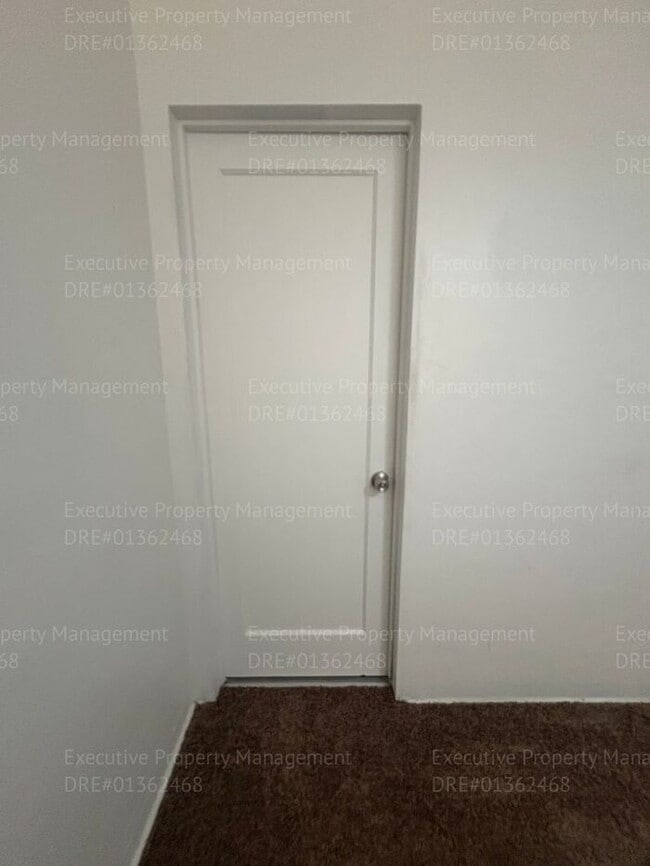Building Photo - 1 bedroom/ 1 bathroom home with modern ame...
