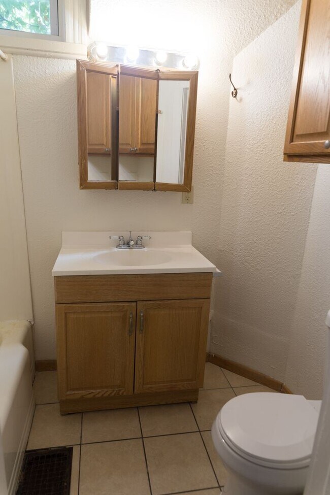 Building Photo - Prime 5 Bedroom in Dinkytown close to the ...