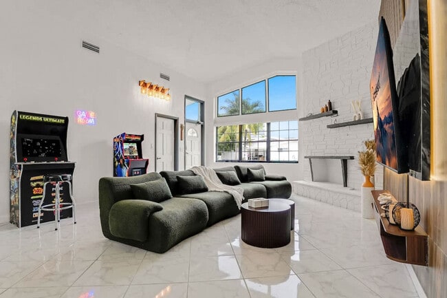 Building Photo - 20140 NE 25th Ct