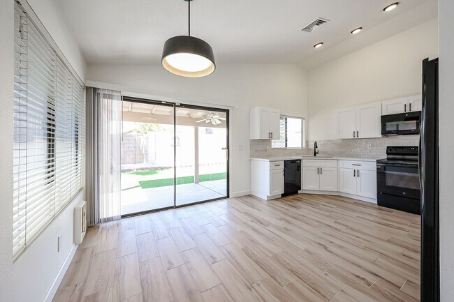 Building Photo - Beautifully renovated 3 bedroom 2 bathroom...