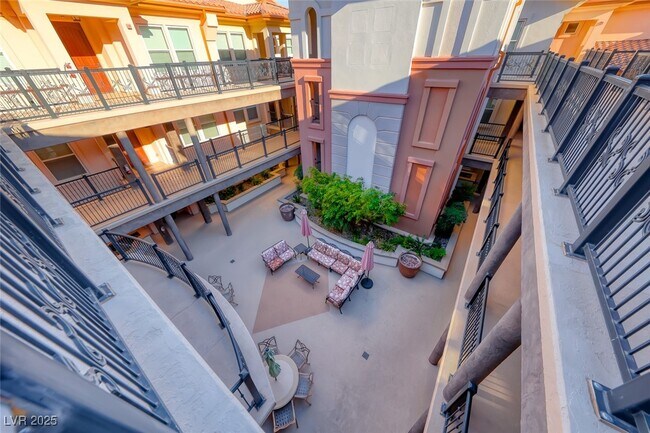 Building Photo - 64 Strada Principale