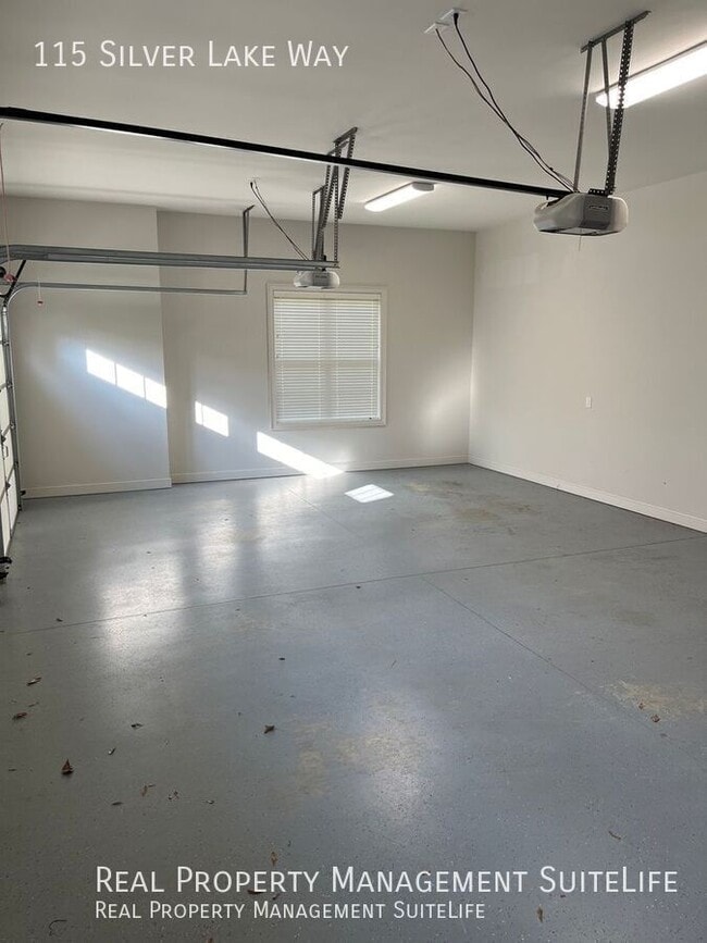 Building Photo - 115 Silver Lake Way