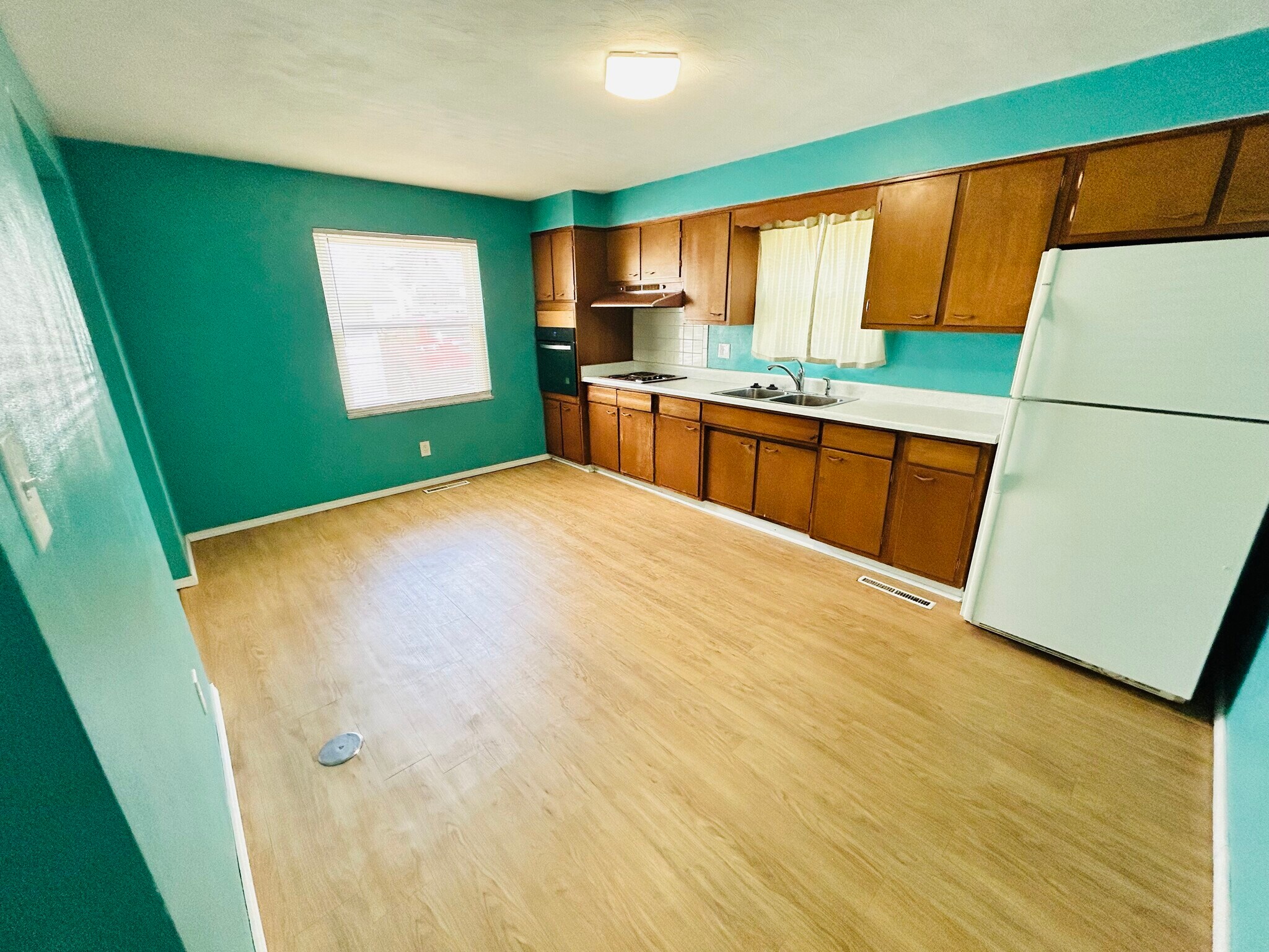 Spacious kitchen - 3131 Hassler St