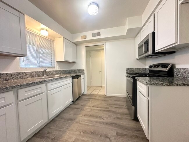 Building Photo - Updated 3 Bedroom 1.5 Bathroom Home in Desirable Arden Park!