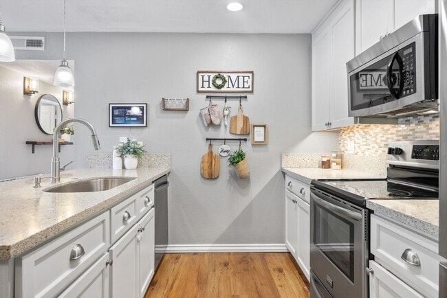 Building Photo - beautifully upgraded 2-bedroom, 1-bath condo in the highly desirable Bench Mark Villas Community