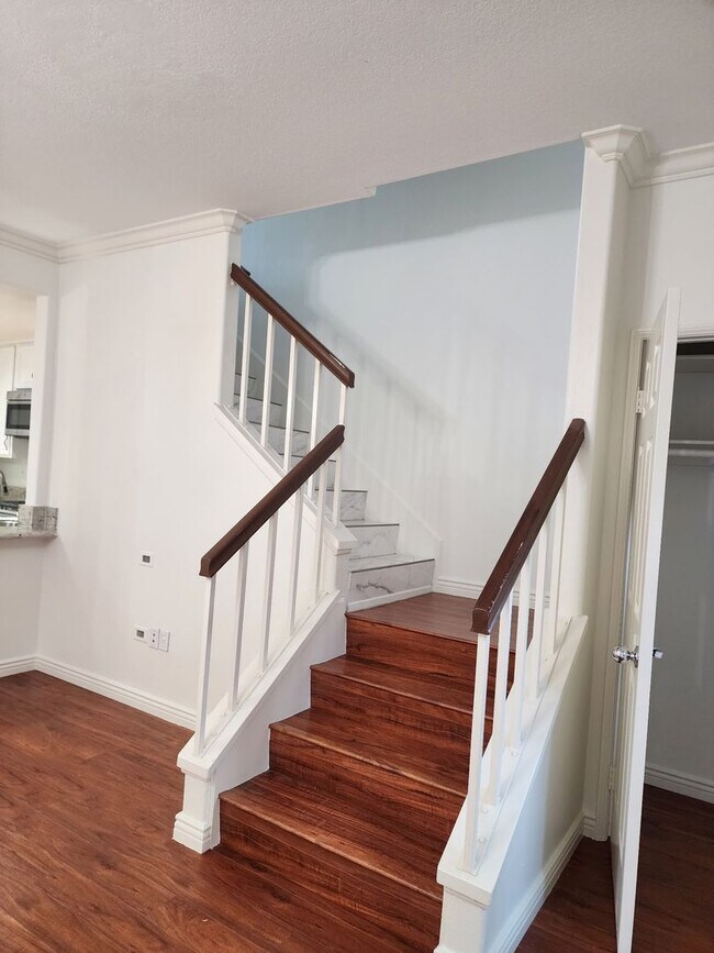 Building Photo - Beautiful 2 Story, 2 Bedroom plus Large Loft Condo in Aliso Viejo