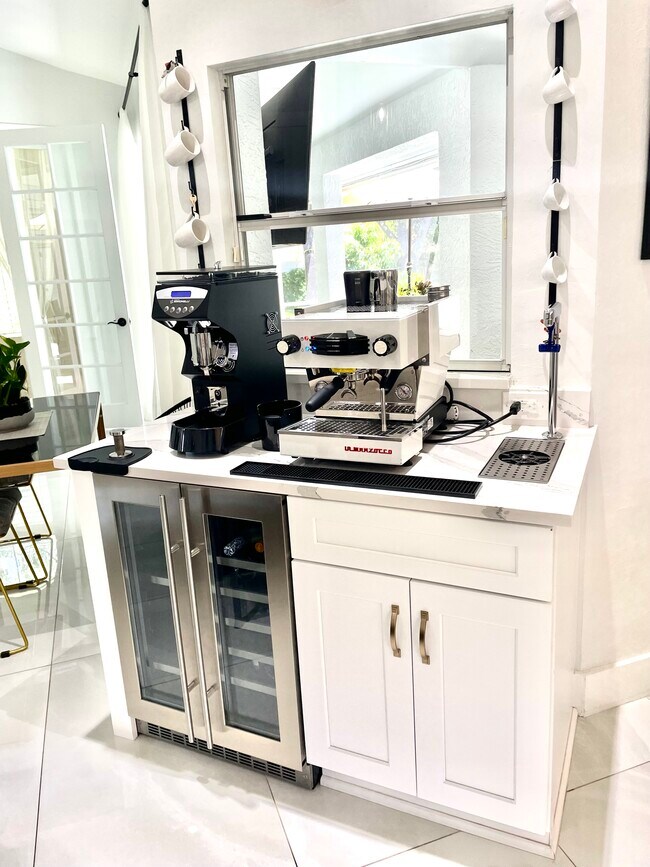 Building Photo - 8139 Las Palmas Way