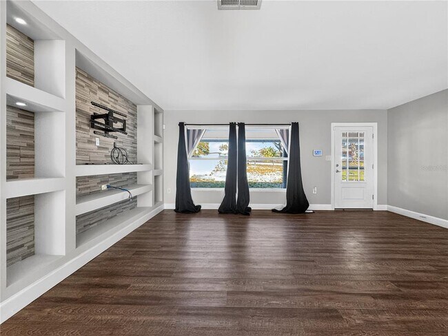 Building Photo - 2304 Country Club Rd