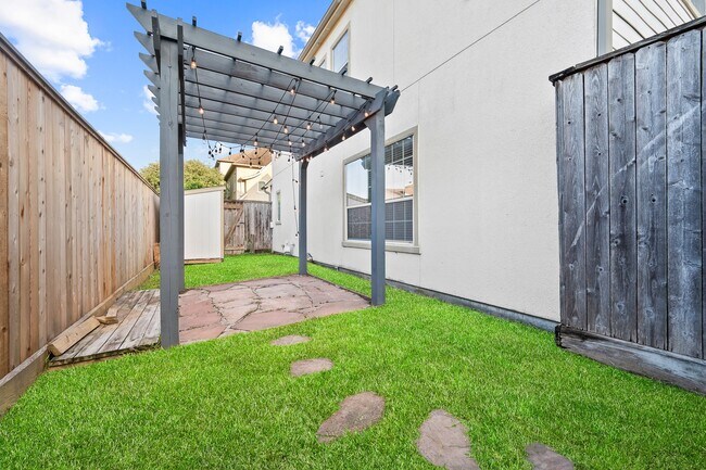 Building Photo - 2202 Hilshire Terrace Ct