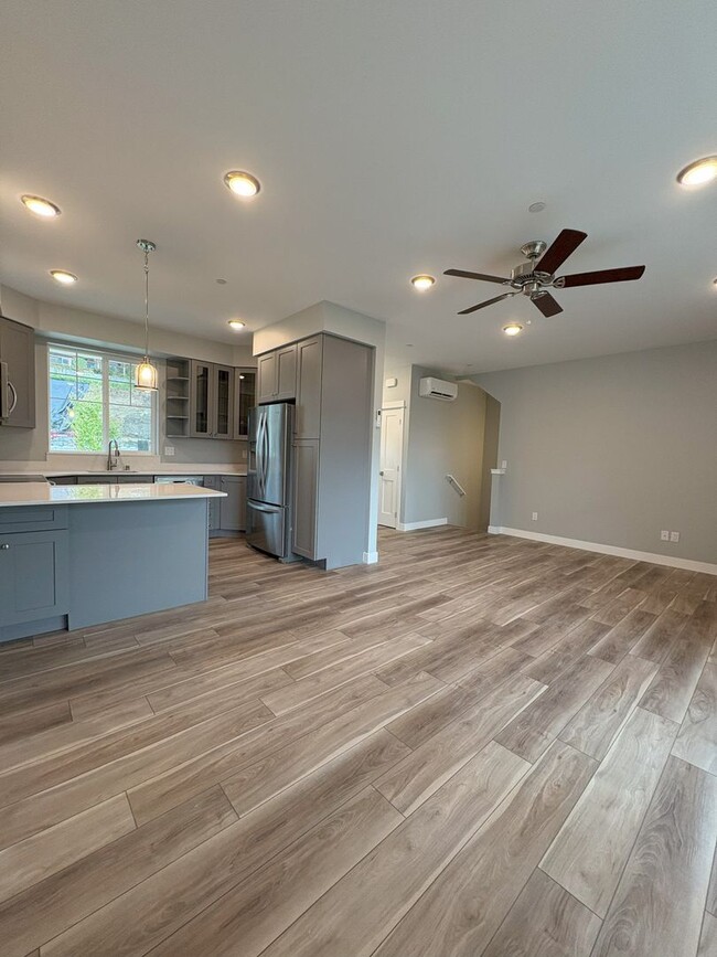 Building Photo - New Townhome with 3 Masters